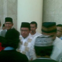 Usai Jumatan, Jamaah Berebut Salaman dengan Hade